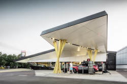 Daniel Zerzán navrhl geometricky tvarovanou čerpací stanici v pražské Uhříněvsi