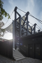 Letní kino Prachatice, Mimosa Architekti: Systém zastřešení areálu textilní plachtou pomocí lan a kotoučů