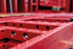 Nová generace rámového bednění MAXIMO posouvá udržitelnost ve stavebnictví zase o krok dál. Nová technologie povrchové úpravy PERIskin nabízí nejen dlouhodobou ochranu bednění proti korozi, ale také významnou úsporu energie při výrobě.