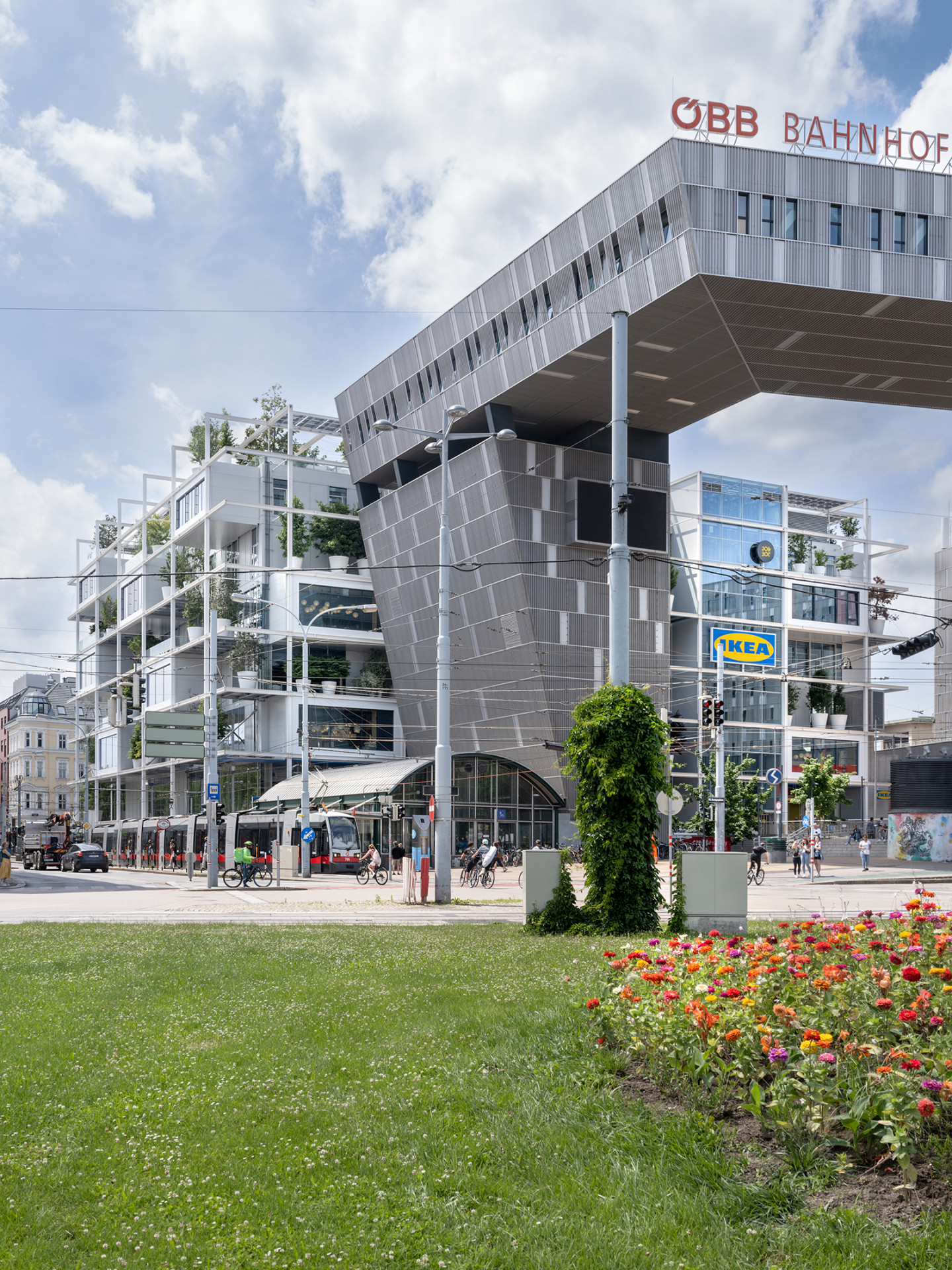 V kancelářské a obchodní čtvrti poblíž nádraží Wien Westbahnhof okamžitě upoutá pozornost prodejna společnosti IKEA, a to díky svému obvodovému plášti s rámovou konstrukcí