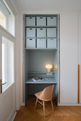 V ložnici vznikla i malá pracovna. Na noc je ovšem možné ji zavřít a vyčistit tak prostor pro spánek. (rekonstrukce prvorepublikového bytu v Bubenči, Studio COSMO)