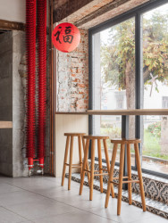 SOA architekti navrhli interiér vietnamské restaurace Pho King v nárožním domě v Popradě.