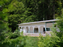 Nové zázemí právě otevírá. (Zázemí Lesního koupaliště, Mjölk architekti, Marie Vondráková)