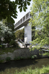 Lávka v Litomyšli od EHL & KOUMAR ARCHITEKTI: Ve svahu pod konstrukcí lávky jsou osazené nové keře a stromy, od rušné silnice mezi nimi rychle projdete ke zurčící vodě, kde je už moc příjemně.