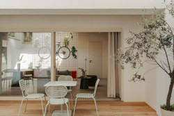 Lze u něj posedět dokonce i na terase... (Byt ve vnitrobloku; BekArch)