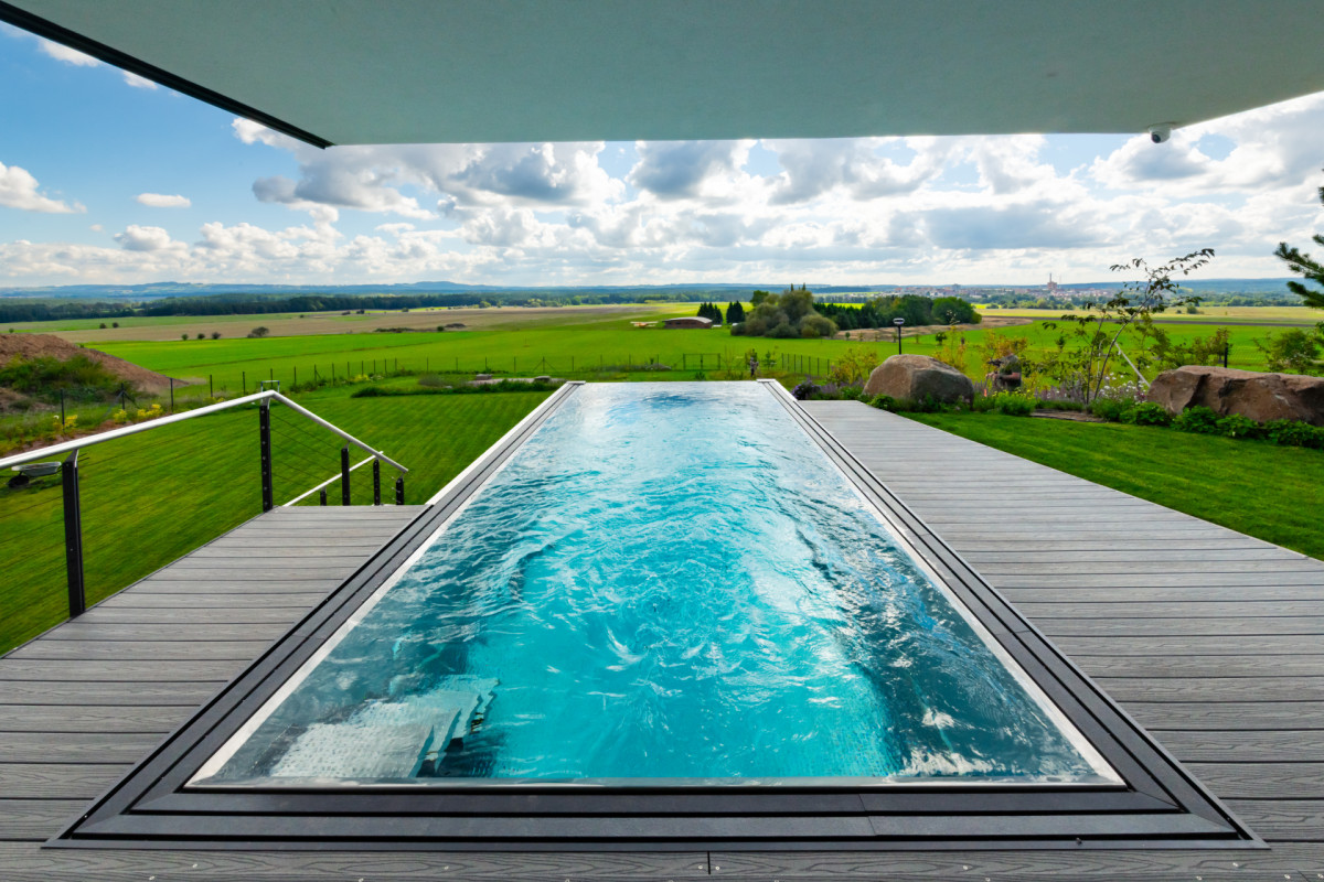 Bazén evokuje ranvej. (Rezidenční vila od studia Drobný Architects s přelivným bazénem od Aquamarine Spa)