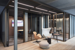 V Konsepti sami Pavilion O využívají pro účely zasedací místnosti.