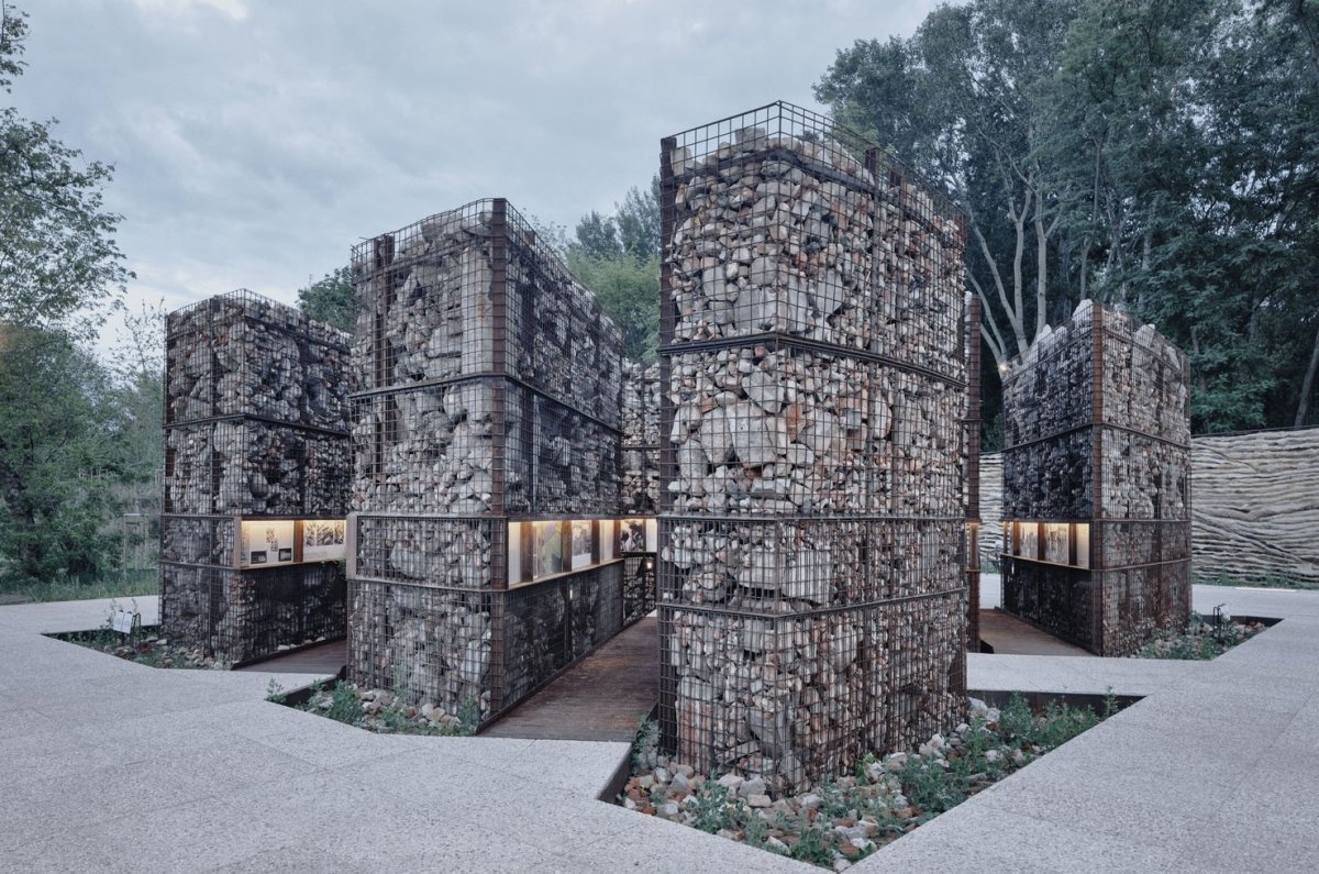 Ateliéry archigrest a topoScape proměnily skládku ve Varšavě na park.