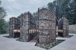 Ateliéry archigrest a topoScape proměnily skládku ve Varšavě na park.