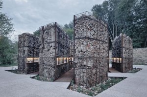 Ateliéry archigrest a topoScape proměnily skládku ve Varšavě na park.