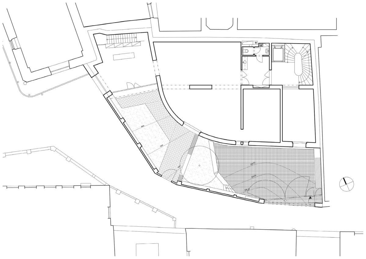 Půdorys přízemí (Bytový dům na Malé Straně; architektonický ateliér Ladislava Lábuse)