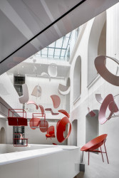 Výstava Lightness představuje dílo dvojnásobné grand designérky Lucie Koldové