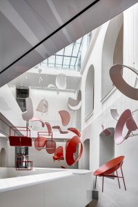 Výstava Lightness představuje dílo dvojnásobné grand designérky Lucie Koldové