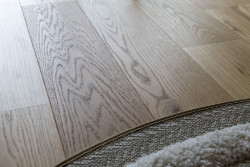 Byty jsou vytápěné tepelným čerpadlem, topení je v podlaze. V létě jím lze chladit.