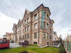 Iconic Houses je nadace registrovaná v Holandsku jako obecně prospěšná společnost. Sdružuje 188 významných budov 20. století po celém světě, které jsou alespoň částečně přístupné veřejnosti a slouží jako prohlídkové objekty