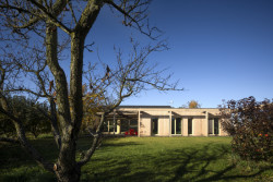 Med Pavlík architekti navrhli úsporný rodinný dům v sadu na Pardubicku