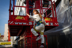 Nový murál v Holešovicích od Nitzan Mintz a Dede Bandaid