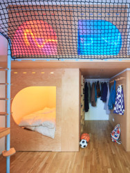 Dětský pokoj je rozdělený na tzv. "kajutky". Vpravo dole je ještě sdílená šatna. (Bydlení na 37 metrech čtverečních; hurá studio)