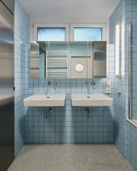 Pozice umyvadel zůstala nezměněna, došlo však k jejich výměně. (Rekonstrukce bytu ve Vršovicích, Amulet architekti)