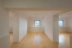 Na zrevitalizovanou náves se z něj otevírá výhled z oken v modrých rámech, ty jsou dalším charakteristickým znakem architektury vesnice.