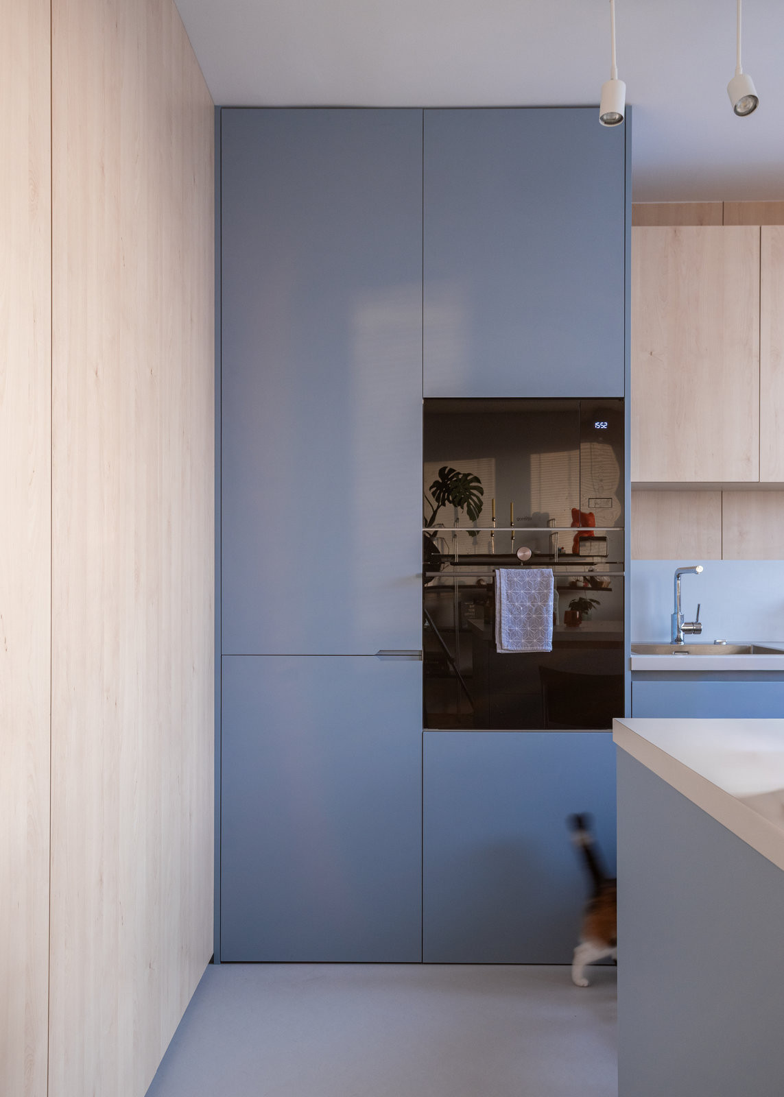 Pohled do kuchyně (Rekonstrukce bytu v panelovém domě v Praze na Gutovce; P2P.)