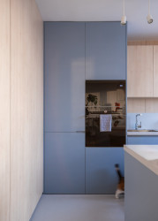 Pohled do kuchyně (Rekonstrukce bytu v panelovém domě v Praze na Gutovce; P2P.)