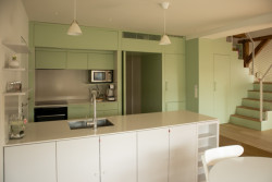 Půdní byt v kolonii Svoboda - Nové prvky dodávají interiéru svěžest a vzdušnost, odkrytý krov zase patinu minulosti