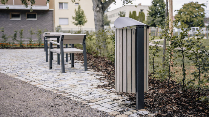 Kotvení na jediné noze umožňuje snadnou instalaci i v nerovném terénu.  (Koš Tubo od Urbania)