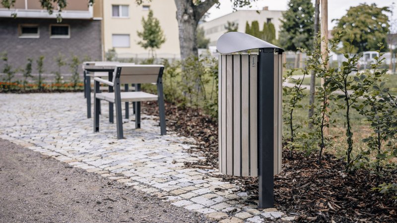 Kotvení na jediné noze umožňuje snadnou instalaci i v nerovném terénu.  (Koš Tubo od Urbania)