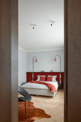 Červená je nejen barvou masa, ale taky funkcionalismu. (Byt Masna, Iva Hájková Studio)