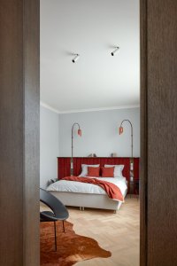 Červená je nejen barvou masa, ale taky funkcionalismu. (Byt Masna, Iva Hájková Studio)