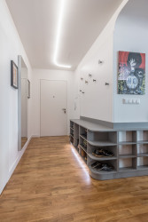 Předsíň nabízí dostatek prostoru i světla pro každodenní výpravy do města. (Byt v Karlíně; momentura)