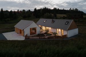 Autoři vytvořili objekt, který zapadá do staré vesnice, a zároveň má současnou duši. 
