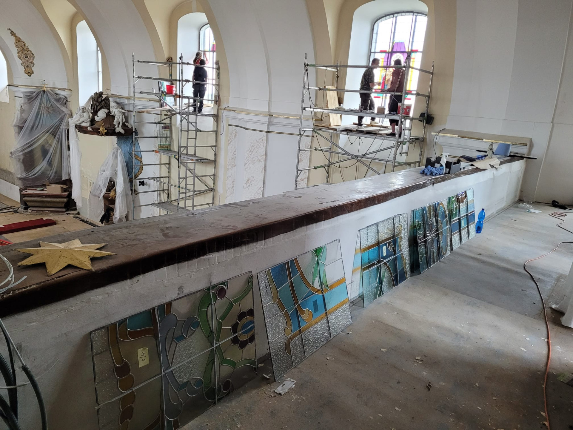 Nejprve bylo potřeba kostel provizorně zasklít a opravit, aby mohl i nadále sloužit svému účelu. Prioritou práce však zůstávala oprava rodinných domů místních obyvatel.