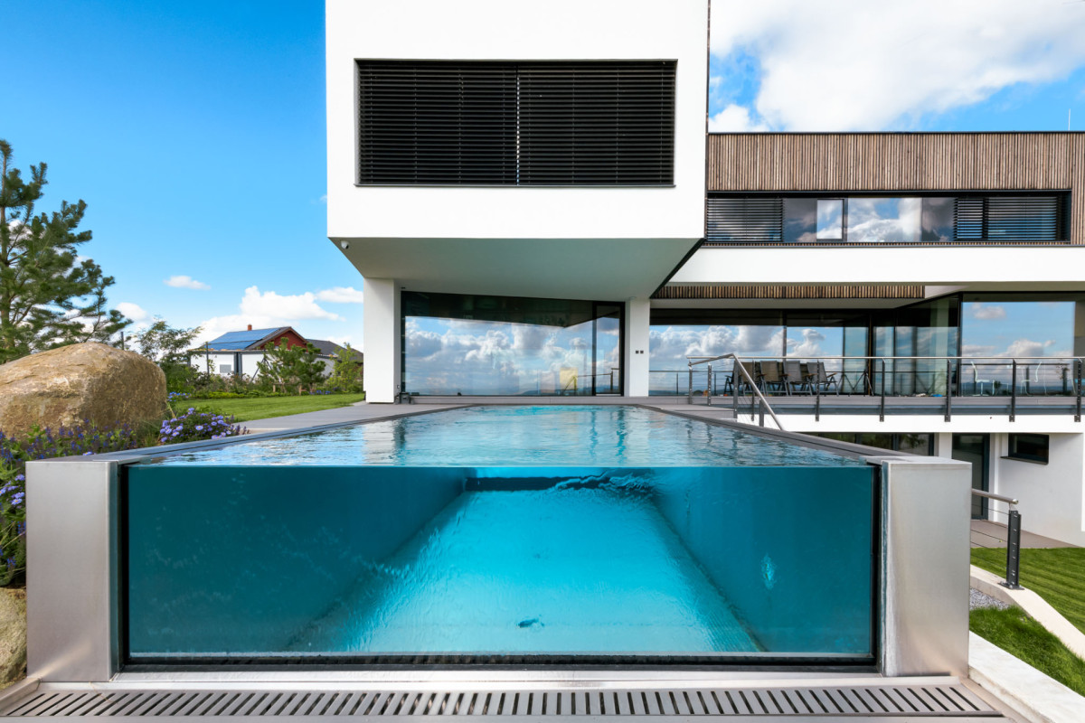 Bazén letce Martina Šonky pracuje s prostorem i splývá s horizontem (Rezidenční vila od studia Drobný Architects s přelivným bazénem od Aquamarine Spa)