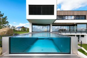 Bazén letce Martina Šonky pracuje s prostorem i splývá s horizontem (Rezidenční vila od studia Drobný Architects s přelivným bazénem od Aquamarine Spa)