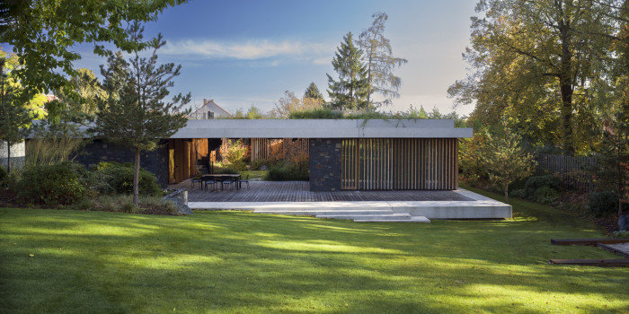 Z patia lze vyjít na otevřenou část zahrady, která sousedí s parkem. (Villa Lamella, A69 architekti)