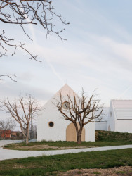 Jedná se přitom o poměrně velký podnik: nachází se tu výroba, showroom a ubytování. Architekti ze studia What architects ale celý program rozmístili do šesti objektů soustředěných kolem dvora. Právě za to, jak citlivě reagují na místní tradici, získali cenu v kategorii Občanské a průmyslové budovy.