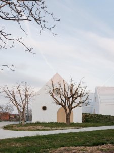 Jedná se přitom o poměrně velký podnik: nachází se tu výroba, showroom a ubytování. Architekti ze studia What architects ale celý program rozmístili do šesti objektů soustředěných kolem dvora. Právě za to, jak citlivě reagují na místní tradici, získali cenu v kategorii Občanské a průmyslové budovy.