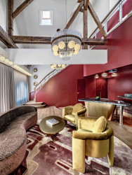 Zobytnilo se rovněž podkroví secesního objektu, nachází se v něm například tento mezonetový pokoj.