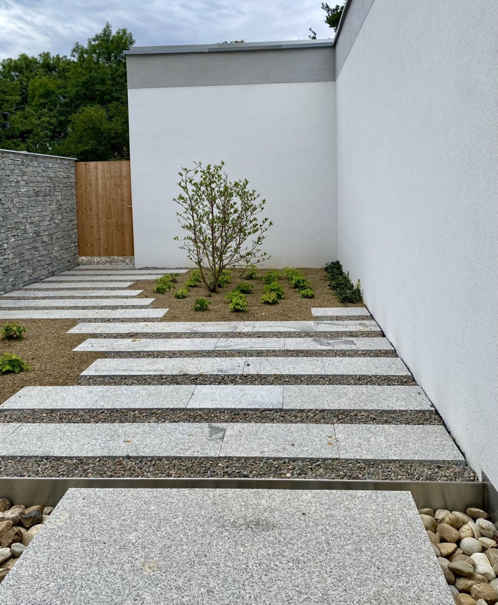 Pietní atrium s magnólií (Dům pro Julli, ateliér Čtyřstěn)