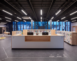 Hned za vstupem je recepční pult. (Městská knihovna v Rožnově pod Radhoštěm, ČTYŘSTĚN)