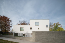 Má tři podlaží, v nejvyšším je ředitelna. (MŠ Podhrad, sporadical)