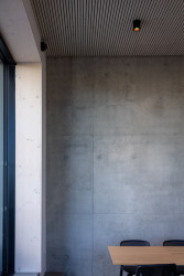 Výsledný dojem podtrhují řemeslně zpracované detaily, jako jsou čisté přiznané spáry, skryté dveře, designový nábytek a precizní obložky.