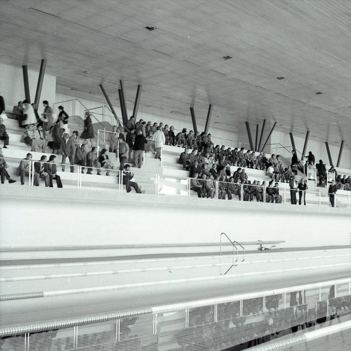 Dobová fotografie Městských lázní Chomutov po svém otevření roku 1980.