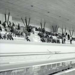 Dobová fotografie Městských lázní Chomutov po svém otevření roku 1980.