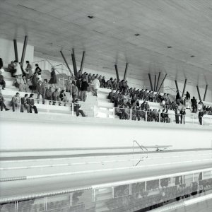 Dobová fotografie Městských lázní Chomutov po svém otevření roku 1980.