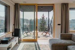 Interiér navrhla Denisa Smetanová. (Dům Větrník v Ruprechticích od atakarchitekti)