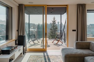 Interiér navrhla Denisa Smetanová. (Dům Větrník v Ruprechticích od atakarchitekti)