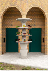 Schaerdeke Lo-Reninge, Architectenbureau Bart Dehaene, Dirk Zoete - Umělec Dirk Zoete ve spolupráci s architekty vytvořil sérii několika originálních sloupů, které se liší pro každé nároží